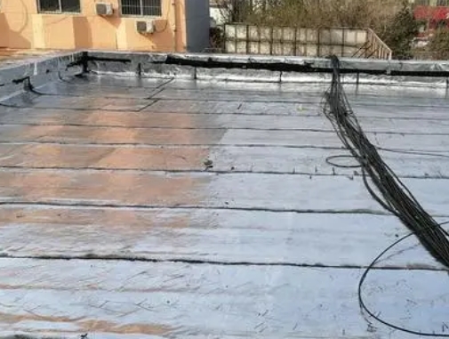 辽中卫生间漏水维修公司分享下辽中屋面楼顶防水刚性防水层施工要点。